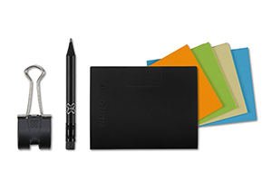 Innovativ gestaltetes Mindpapers-Set für agiles Brainstorming: Ein kompaktes Notizsystem bestehend aus bunten Kärtchen, einer schwarzen Schutzhülle, einer Foldback-Klammer und einem passenden Stift