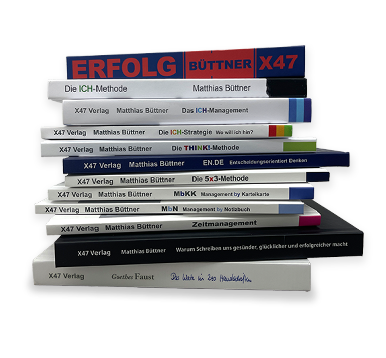 Ein Stapel verschiedener Fachbücher von Matthias Büttner aus dem X47 Verlag zu Themen wie Zeitmanagement und Selbstführung, darunter Titel wie „Die ICH-Methode“, „Das ICH-Management“ und „Die THINK!-Methode“.