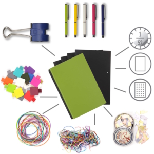 Modulares Notizbuch-System mit buntem Zubehör wie Stiften, Gummibändern, Registern und verschiedenen Layout-Optionen zur individuellen Gestaltung.